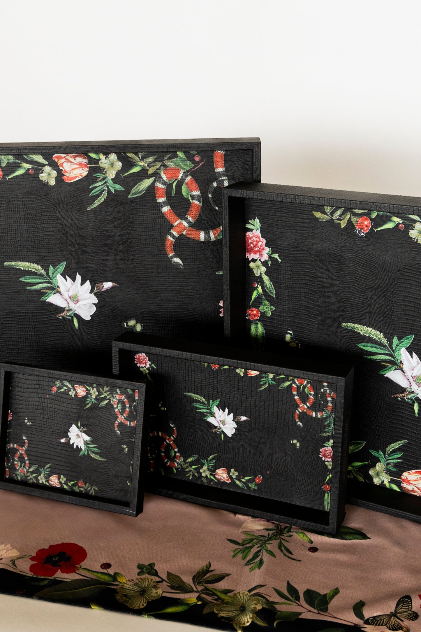 Charola Armadillo Negro Pink Serpent